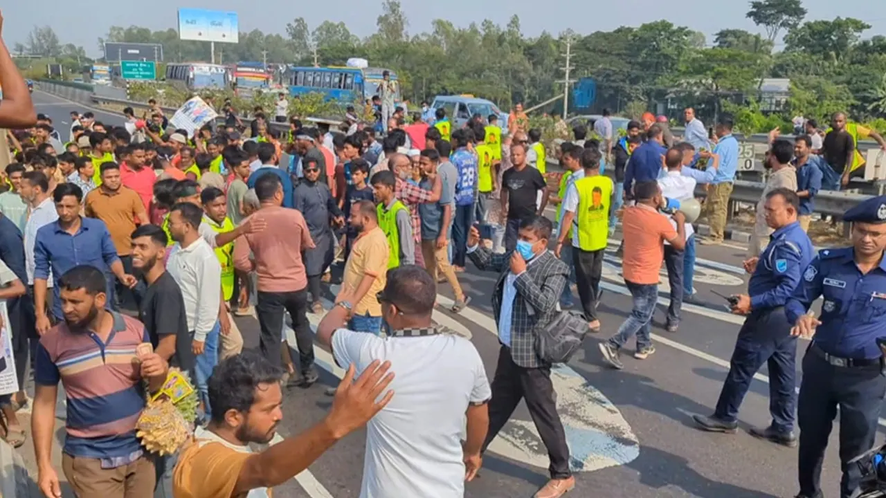 মুন্সিগঞ্জ-১ আসনের মনোনয়ন পুনর্বিবেচনার দাবিতে ঢাকা-মাওয়া এক্সপ্রেসওয়ে অবরোধ